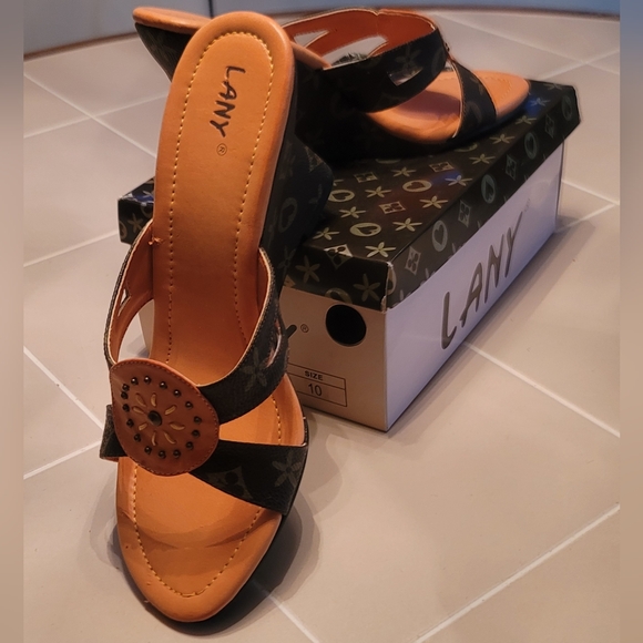 LV Imitation Sandal/Wedge - Picture 2 of 4